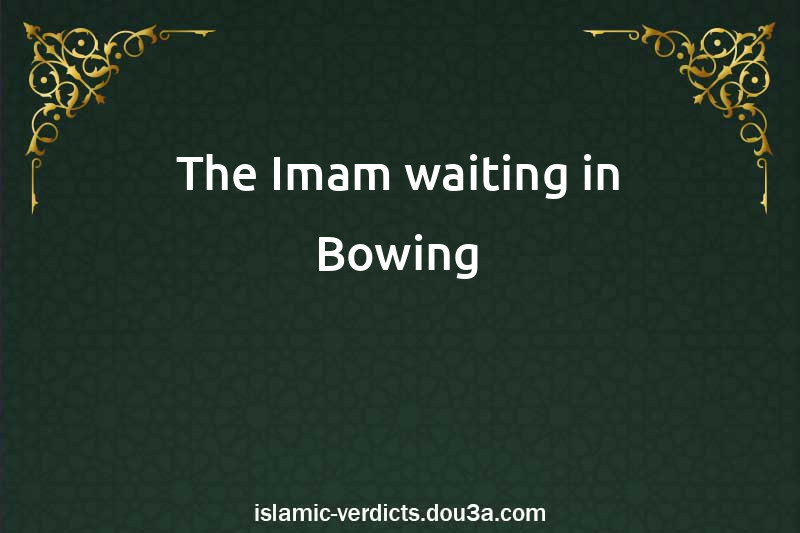 The Imam waiting in Bowing